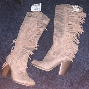 Taupe Cowboy Boots 👢